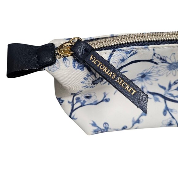 Victoria's Secret Blue and White Floral Vinyl Cosmetic Bag Black Lining - NWOT!! - Picture 3 of 5